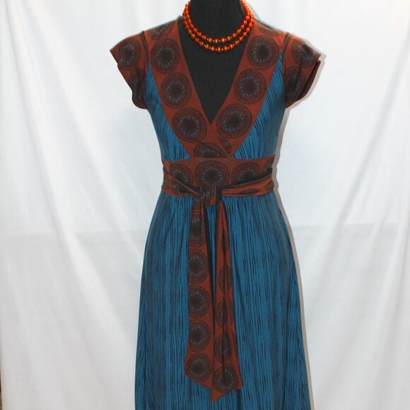 BCBGMaxAzria Dresses & Skirts - BCBGMaxAzria Cap Sleeve V-Neck Dress w/Matching Trim